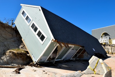 une maison renversée par un ouragan