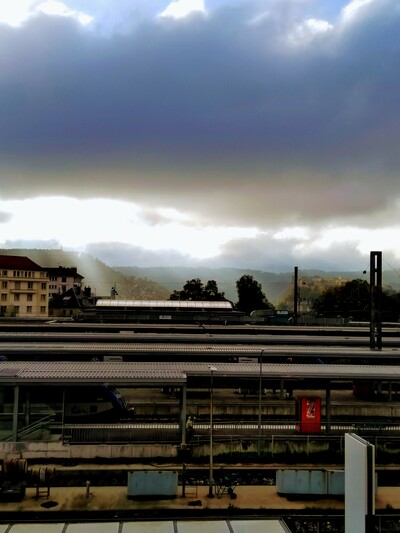 vue de la Citadelle de Besançon, en automne, par-dessus la gare Viotte