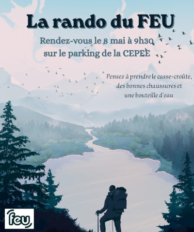 un randonneur admire un panorama de montagnes, lac et forêts
