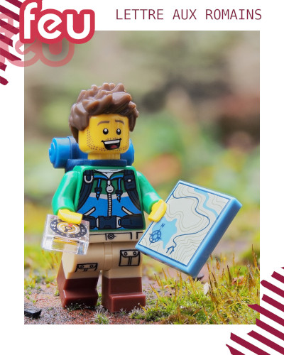 un personnage lego muni d'une boussole, une carte, un sac à dos